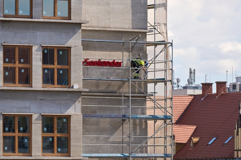 Gmach na rogu Solnego i Rynku w przebudowie na hotel, druga połowa lipca 2025