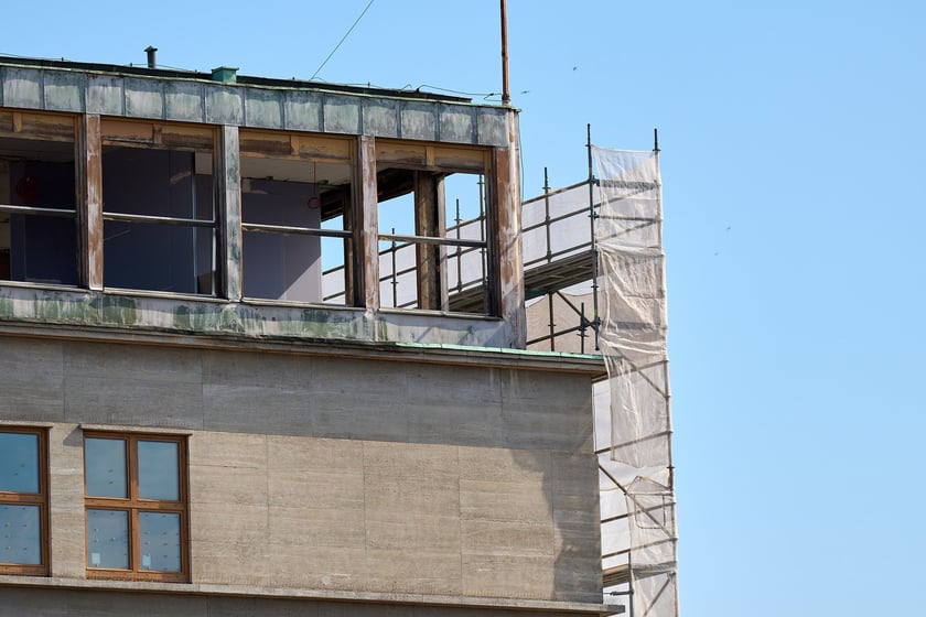 Gmach na rogu Solnego i Rynku w przebudowie na hotel, druga połowa lipca 2025