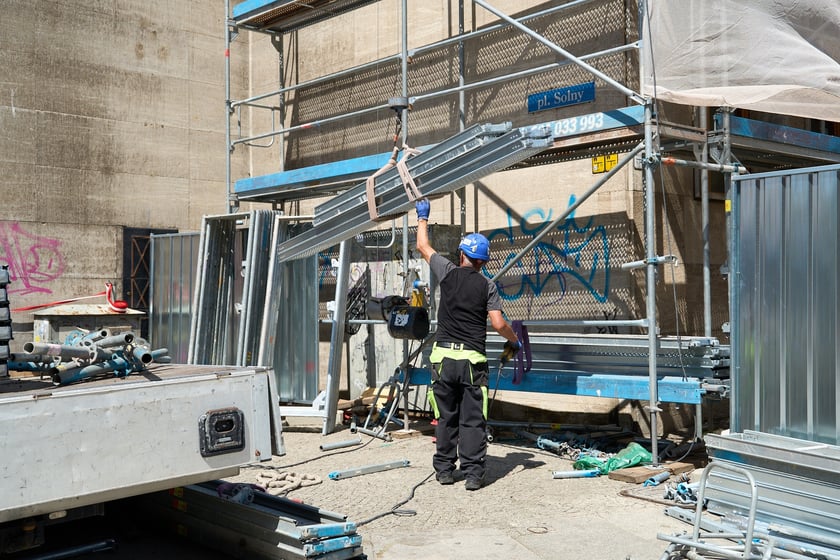 Gmach na rogu Solnego i Rynku w przebudowie na hotel, druga połowa lipca 2025