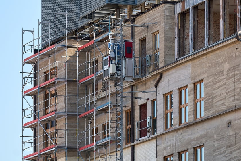 Gmach na rogu Solnego i Rynku w przebudowie na hotel, druga połowa lipca 2025