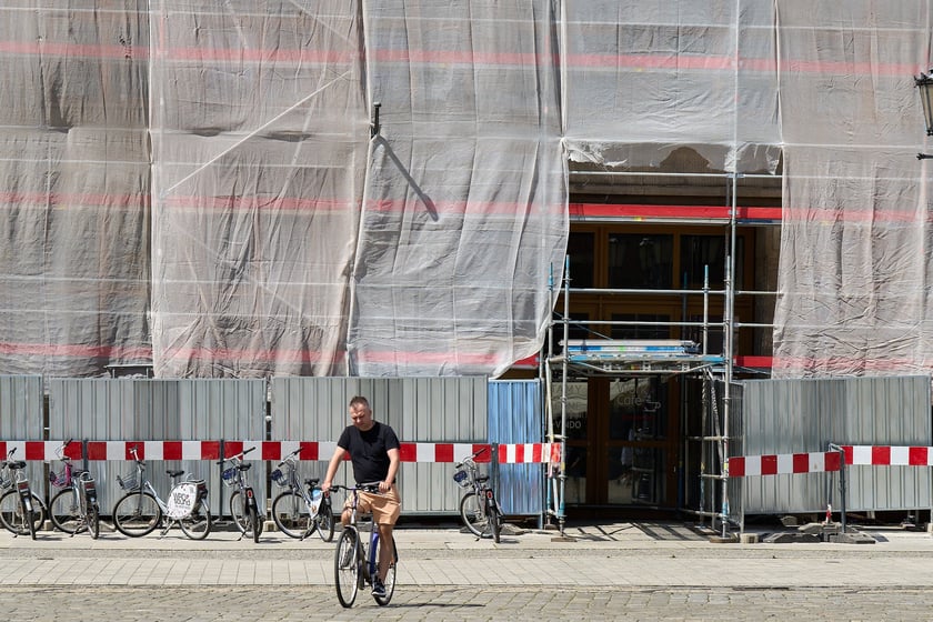 Gmach na rogu Solnego i Rynku w przebudowie na hotel, druga połowa lipca 2025