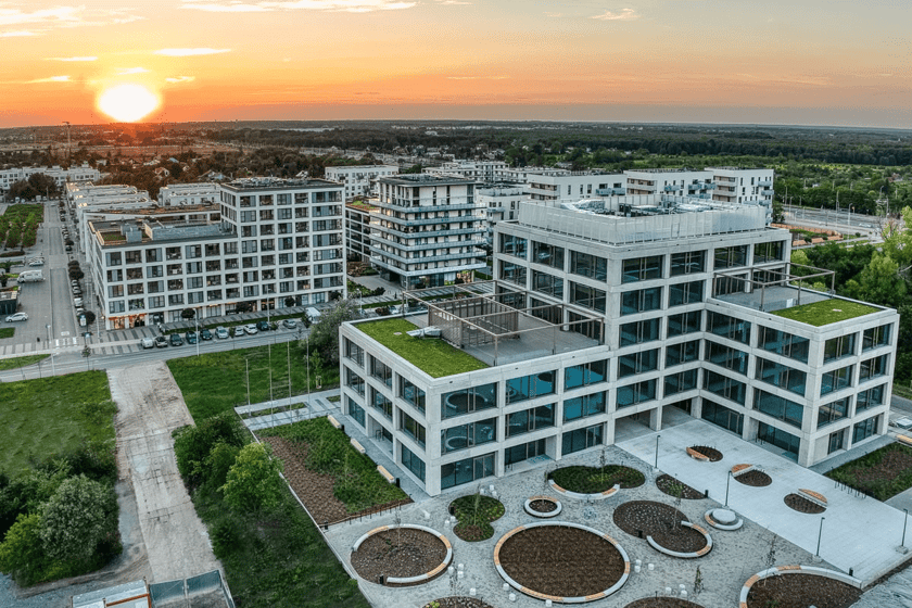 Zdjęcie lotnicze, na pierwszym planie biurowiec na Nowych Żernikach, w tle budynki na osiedlu.