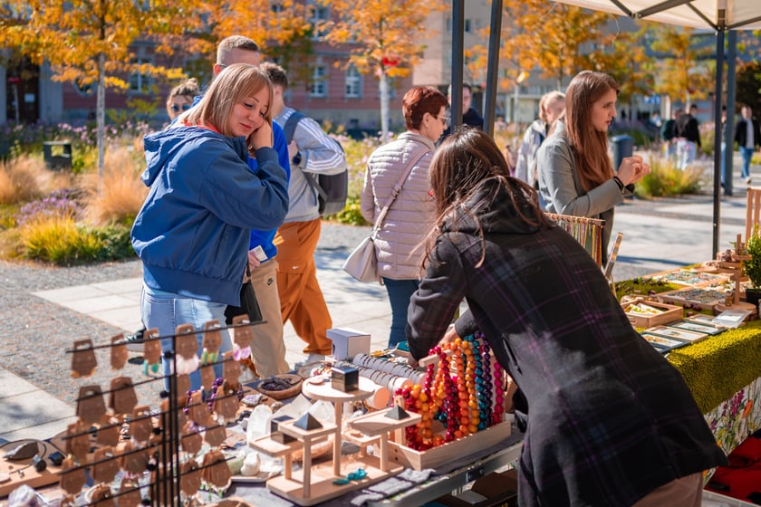W niedzielę 28 września plac Nowy Targ wypełnił się stoiskami pełnymi małych dzieł sztuki tworzonych z pasją.