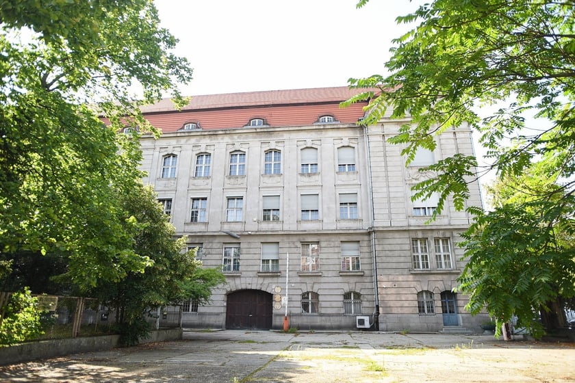 Neobarokowy gmach pod adresem Powstańców Śląskich 134-138, widok z roku 2025