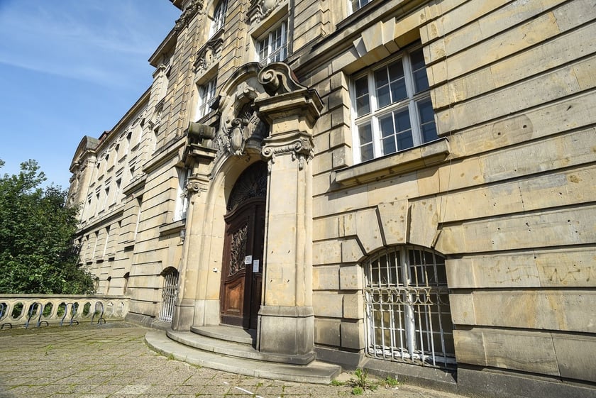 Neobarokowy gmach pod adresem Powstańców Śląskich 134-138, widok z roku 2025