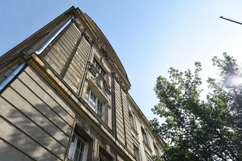 Neobarokowy gmach pod adresem Powstańców Śląskich 134-138, widok z roku 2025