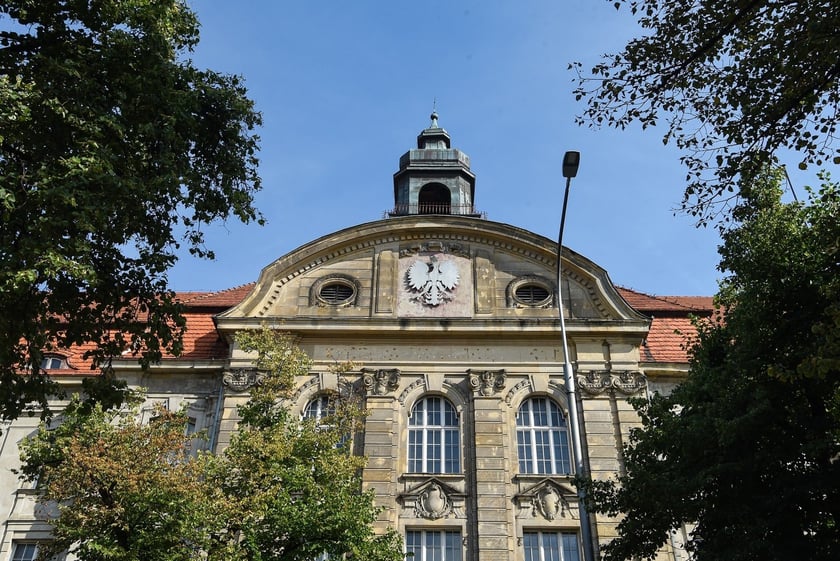 Neobarokowy gmach pod adresem Powstańców Śląskich 134-138, widok z roku 2025