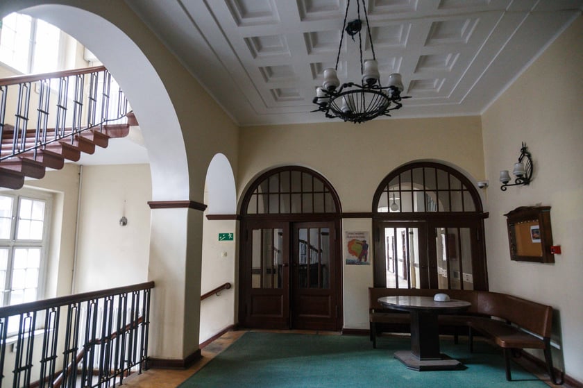 Neobarokowy gmach pod adresem Powstańców Śląskich 134-138, widok z roku 2025