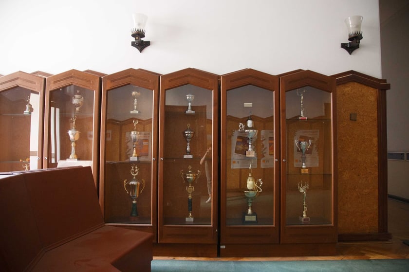 Neobarokowy gmach pod adresem Powstańców Śląskich 134-138, widok z roku 2025