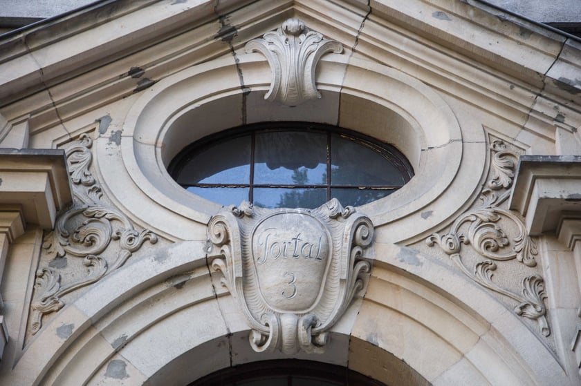 Neobarokowy gmach pod adresem Powstańców Śląskich 134-138, widok z roku 2025