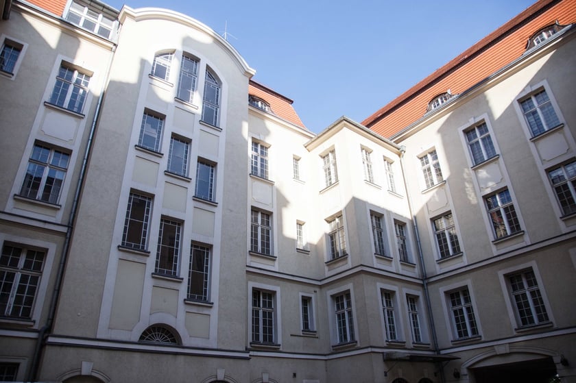 Neobarokowy gmach pod adresem Powstańców Śląskich 134-138, widok z roku 2025