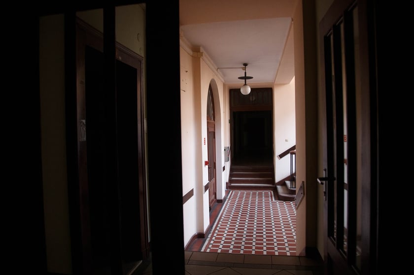 Neobarokowy gmach pod adresem Powstańców Śląskich 134-138, widok z roku 2025