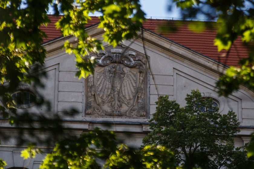 Neobarokowy gmach pod adresem Powstańców Śląskich 134-138, widok z roku 2025