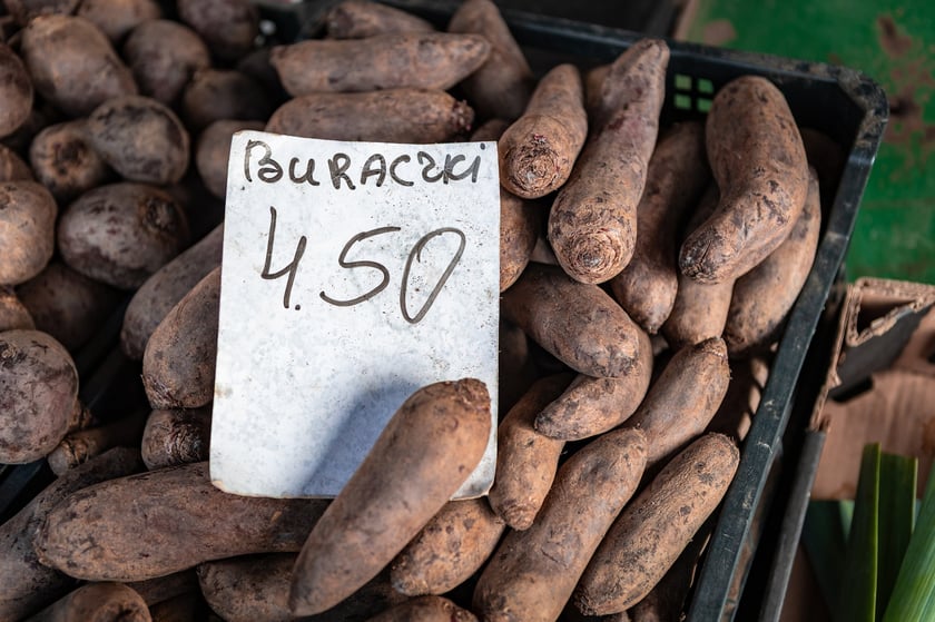 Sprzedaż buraków na wrocławskich targowiskach.