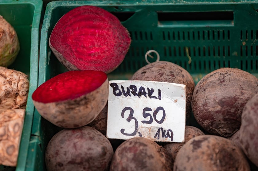 Sprzedaż buraków na wrocławskich targowiskach.
