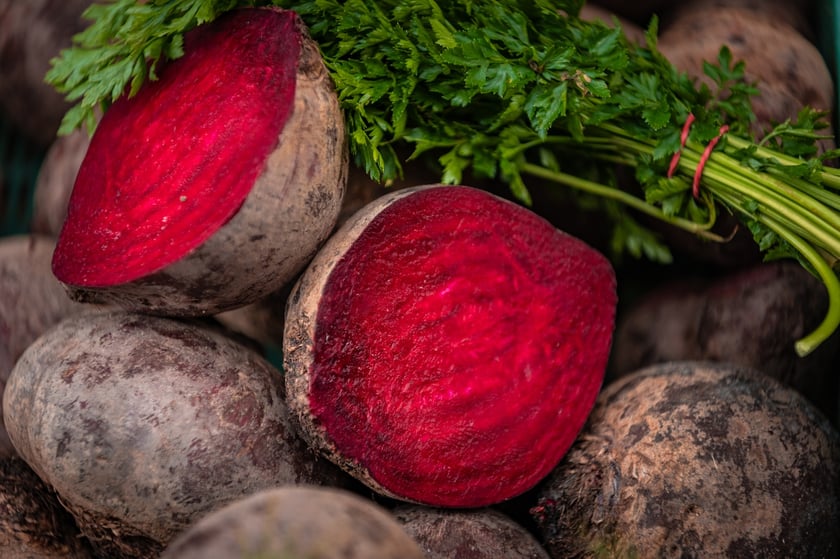 Sprzedaż buraków na wrocławskich targowiskach.