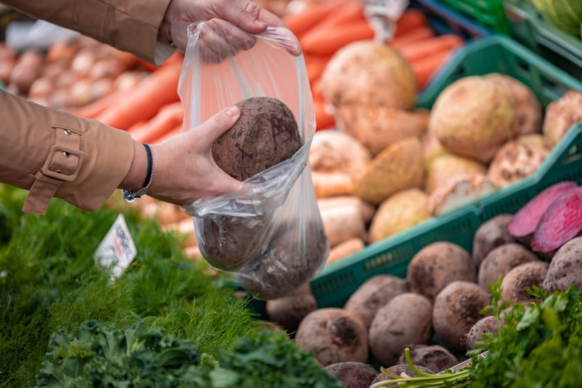 Sprzedaż buraków na wrocławskich targowiskach.