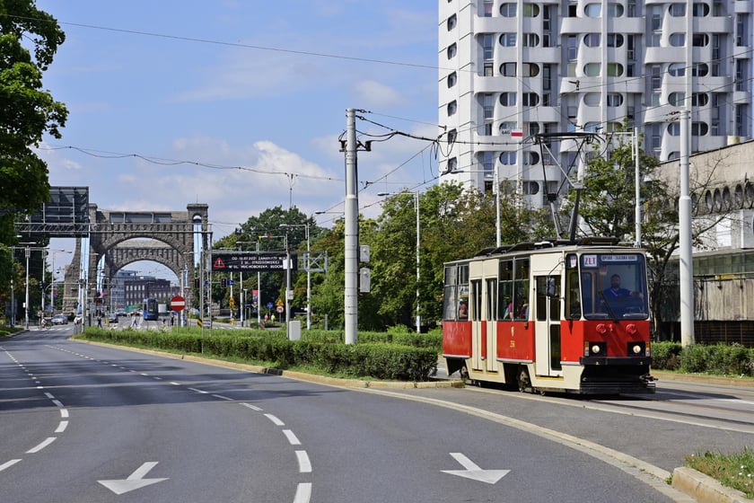 zabytkowy tramwaj z Mostem Grunwaldzkim w tle, zdjęcie ilustracyjne