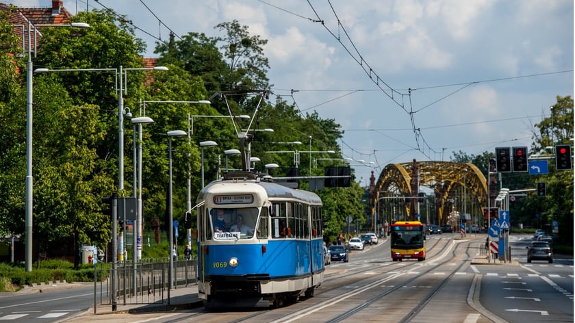 Zabytkowy tramwaj na tle mostu Zwierzynieckiego