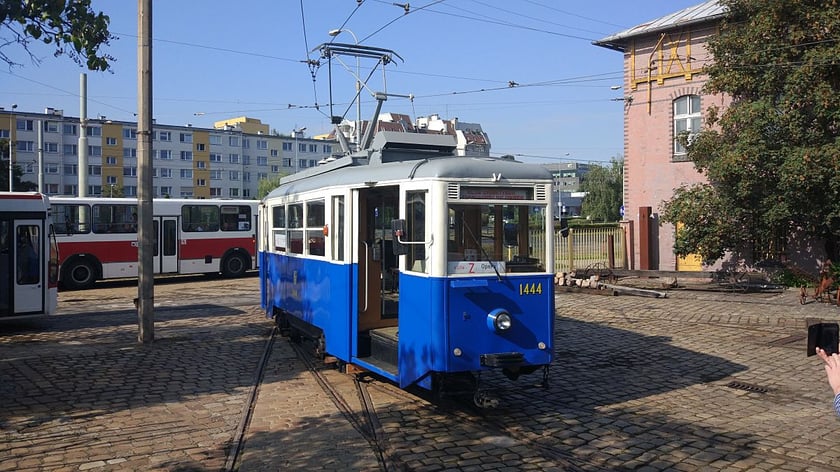 zabytkowy tramwaj w dawnej zajezdni przy ulicy Legnickiej