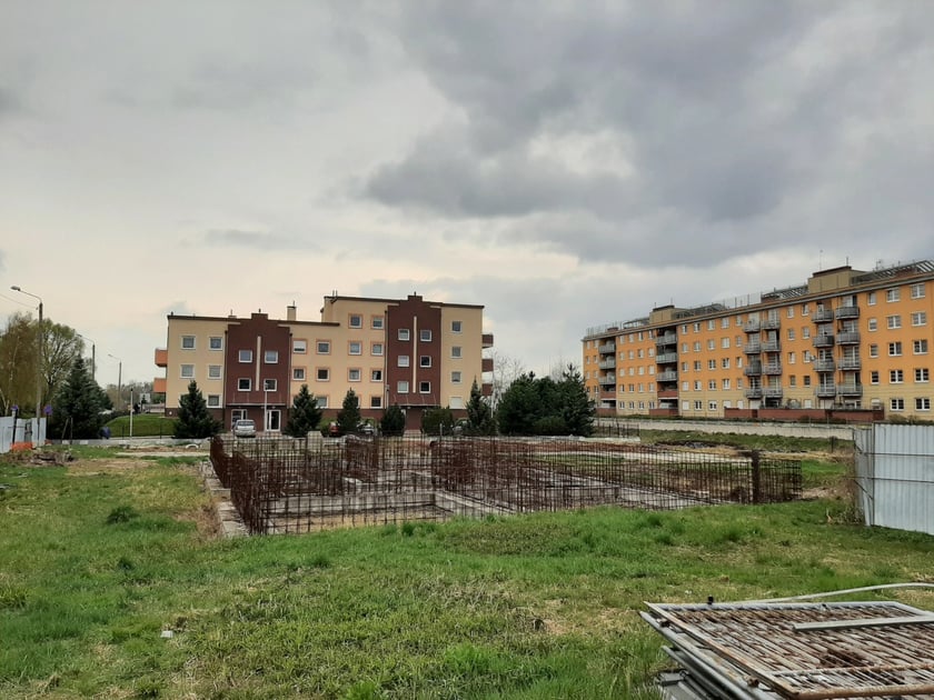 fundamenty nieukończonego budynku