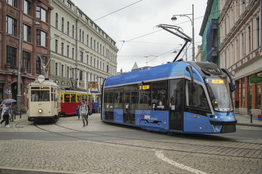 Stare i nowe tramwaje, spotkanie na przystanku.