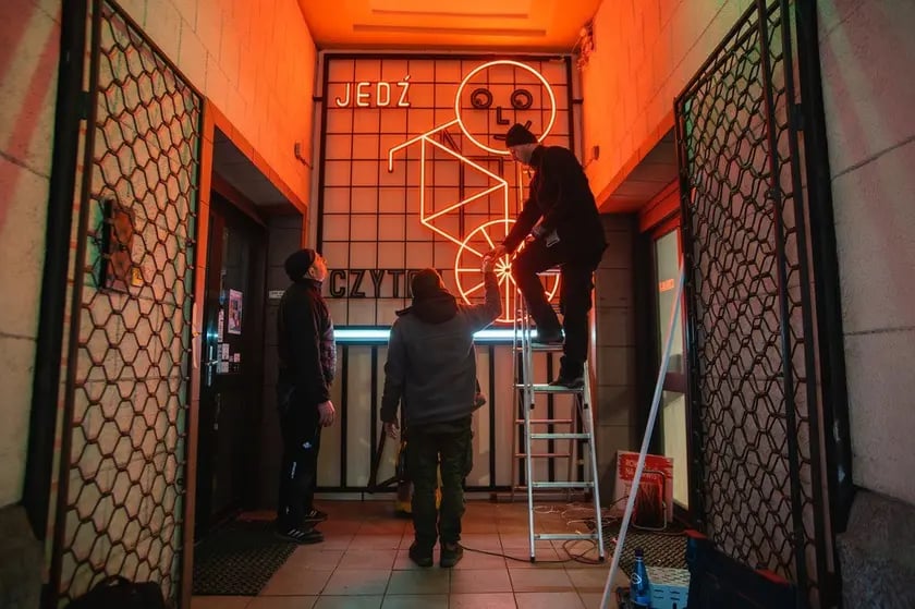 Kup książkę, zadbaj o rower - nowy neon między księgarnią a sklepem rowerowym pod Arkadami przy ul. Świdnickiej