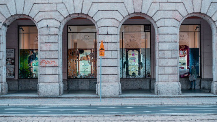 Nowa witryna wrocławskiego salonu porcelany przy ulicy Świdnickiej