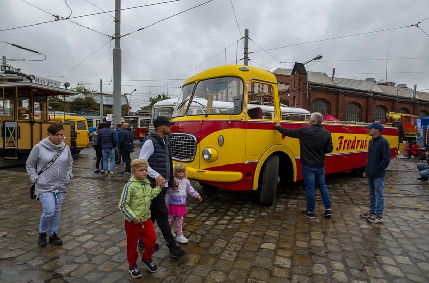 autobus-kabriolet Jelcz 272 MEX "Fredruś" w zajezdni przy ulicy Legnickiej