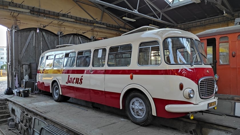 zabytkowe autobusy i tramwaje przez całe wakacje wyjeżdżały w weekendy na ulice Wrocławia