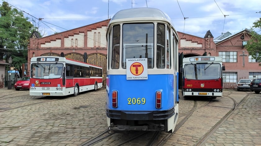 zabytkowe autobusy i tramwaje przez całe wakacje wyjeżdżały w weekendy na ulice Wrocławia