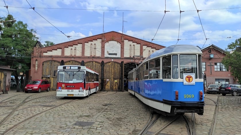 zabytkowe autobusy i tramwaje przez całe wakacje wyjeżdżały w weekendy na ulice Wrocławia