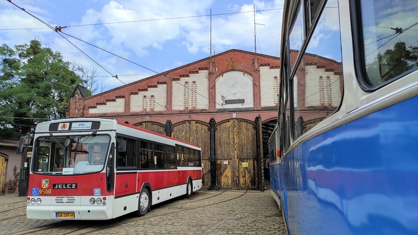 zabytkowe autobusy i tramwaje przez całe wakacje wyjeżdżały w weekendy na ulice Wrocławia