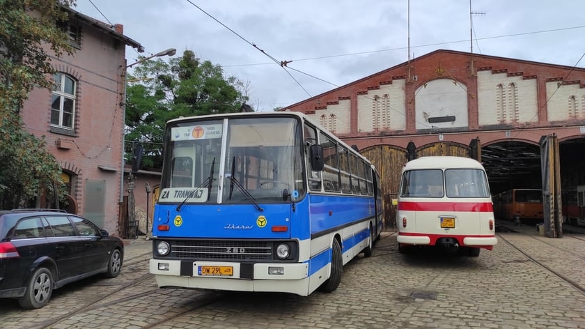 zabytkowe autobusy i tramwaje przez całe wakacje wyjeżdżały w weekendy na ulice Wrocławia