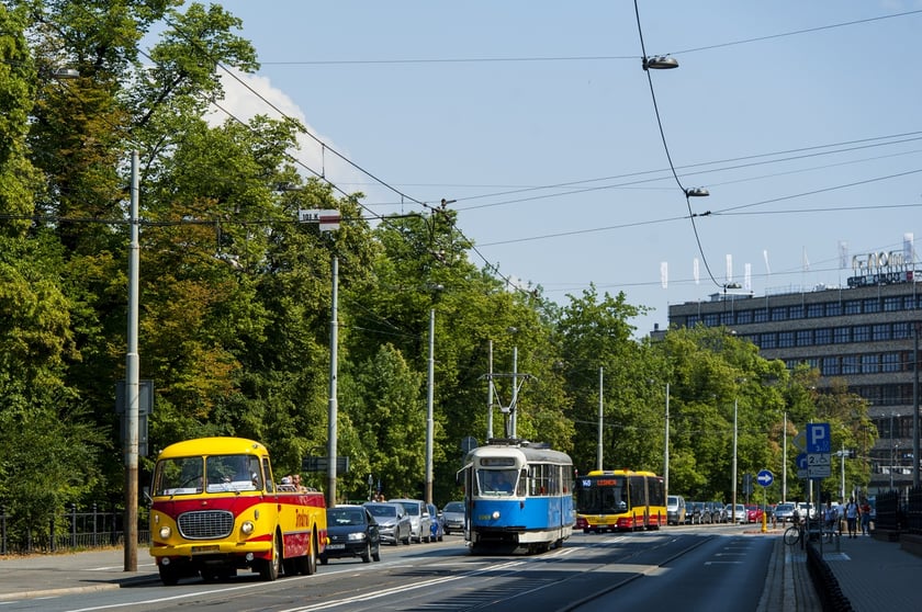 zabytkowe autobusy i tramwaje przez całe wakacje wyjeżdżały w weekendy na ulice Wrocławia