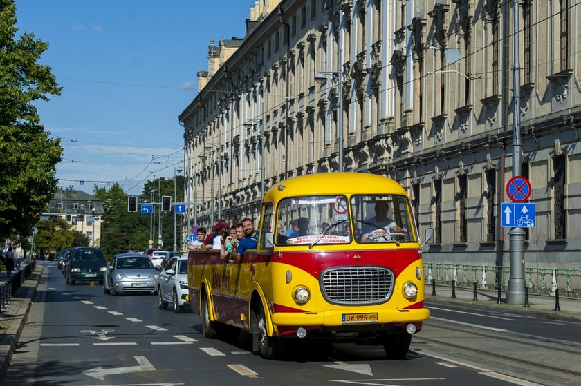 zabytkowe autobusy i tramwaje przez całe wakacje wyjeżdżały w weekendy na ulice Wrocławia