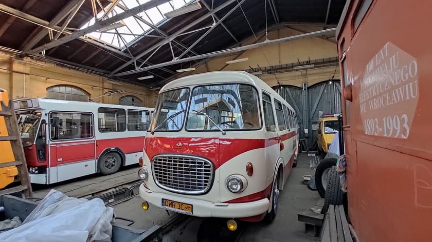 Zabytkowe autobusy i tramwaje przez całe wakacje wyjeżdżały w weekendy na ulice Wrocławia