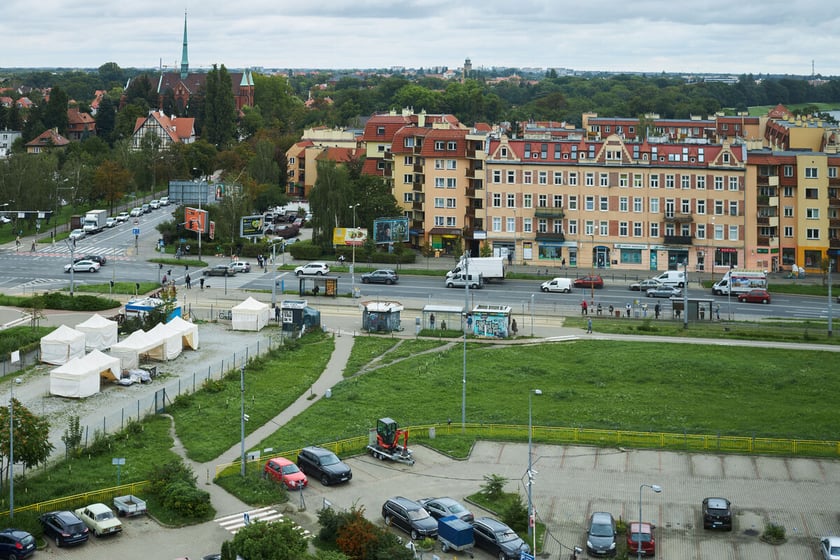 Widok z lotu ptaka na lokalizację targowiska i terenu przyległego przy skrzyżowaniu ulic Żmigrodzkiej, Kasprowicza i Broniewskiego.