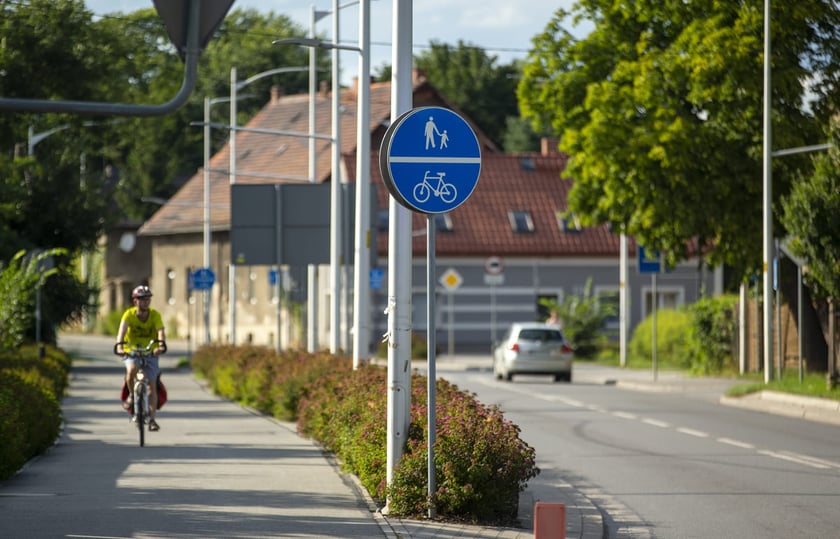 Strachocin, ciąg pieszo-rowerowy