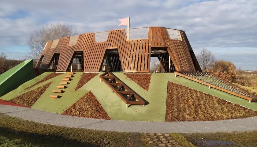 Na zdjęciu plac zabaw "Średniowieczny Wrocław" w parku Tysiąclecia, zrealizowany w ramach WBO
