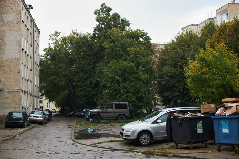 Widok na podwórko w kwartale ulic: Pereca, Szczęśliwej, Jemiołowej i Lwowskiej.