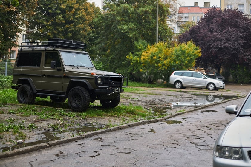 Widok na podwórko w kwartale ulic: Pereca, Szczęśliwej, Jemiołowej i Lwowskiej.