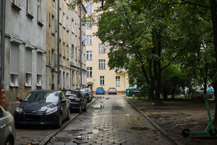 Widok na podwórko w kwartale ulic: Pereca, Szczęśliwej, Jemiołowej i Lwowskiej.