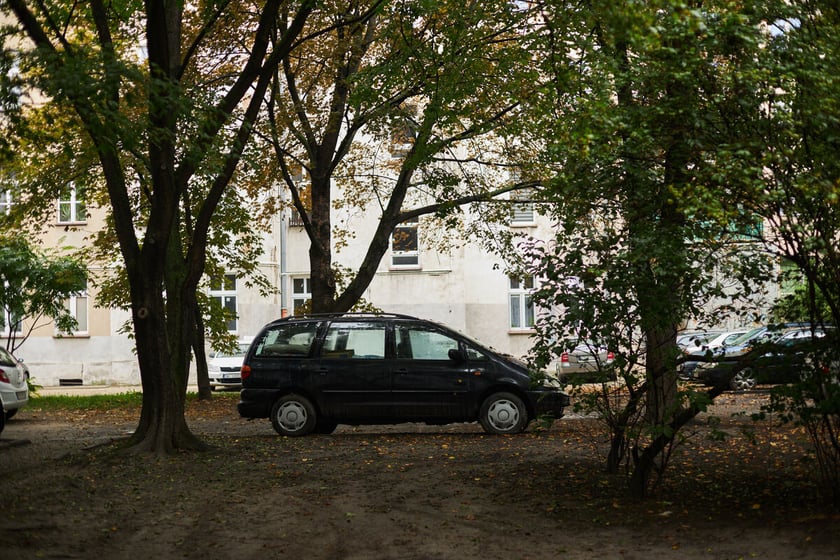 Widok na podwórko w kwartale ulic: Pereca, Szczęśliwej, Jemiołowej i Lwowskiej.