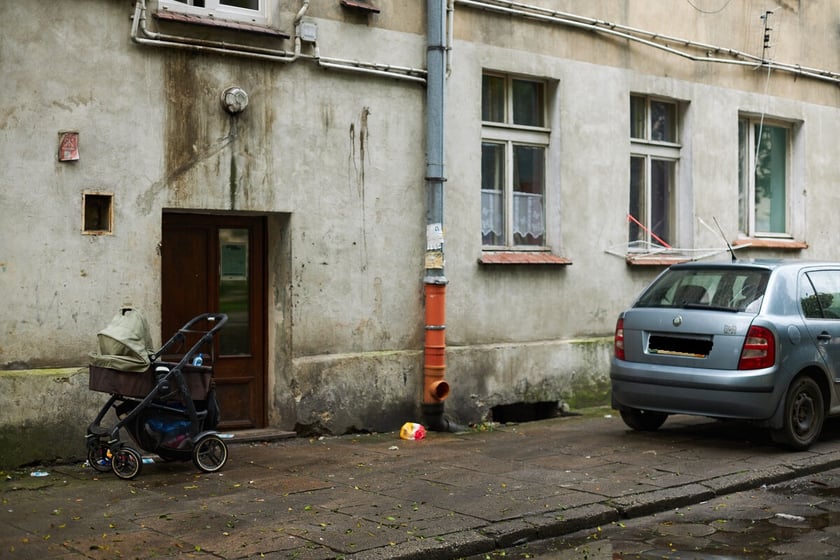 Widok na podwórko w kwartale ulic: Pereca, Szczęśliwej, Jemiołowej i Lwowskiej.
