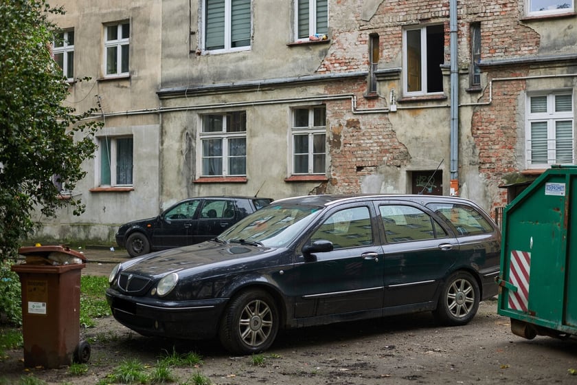 Widok na podwórko w kwartale ulic: Pereca, Szczęśliwej, Jemiołowej i Lwowskiej.