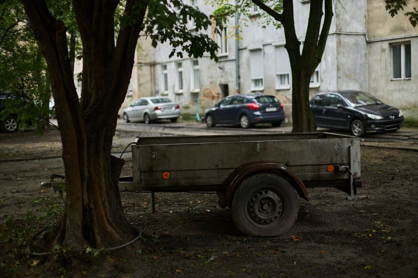 Widok na podwórko w kwartale ulic: Pereca, Szczęśliwej, Jemiołowej i Lwowskiej.