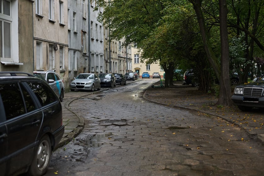 Widok na podwórko w kwartale ulic: Pereca, Szczęśliwej, Jemiołowej i Lwowskiej.