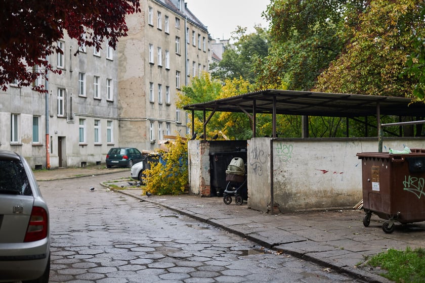 Widok na podwórko w kwartale ulic: Pereca, Szczęśliwej, Jemiołowej i Lwowskiej.
