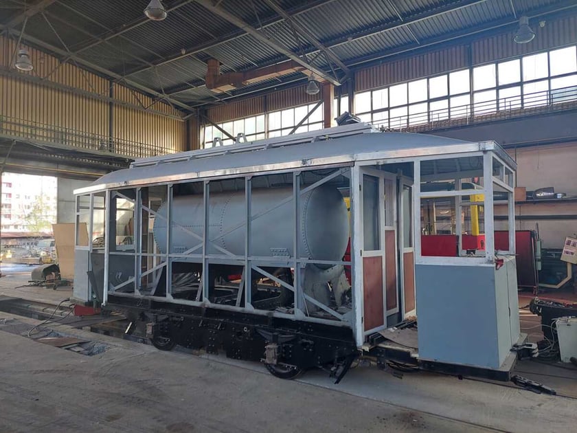 Na zdjęciu remontowany we Wrocławiu zabytkowy wagon tramwajowy - polewaczka